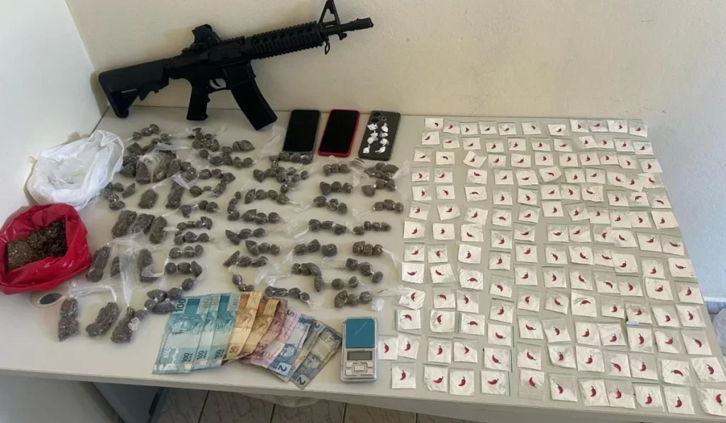 uma-replica-de-fuzil-porcoes-de-maconha-papelotes-de-cocaina-e-municoes-foram-apreendidas-em-operacao-em-condeuba-2696611-article-1024x597 Polícia desarticula facção criminosa em Condeúba e prende líder regional do “Comando da Barra”