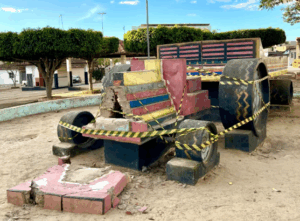 Captura-de-tela-2025-08-23-155006-300x221 Barra do Choça: monumento histórico está parcialmente destruído em praça do município