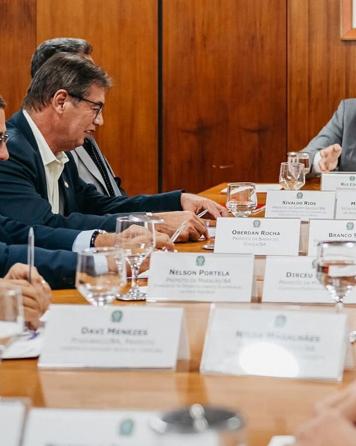 prefeito-de-barra-do-choca-com-rui-costa-16288002815846808657-edited Em Brasília, Oberdan Rocha participa de reunião que discute apoio e desenvolvimento para municípios baianos