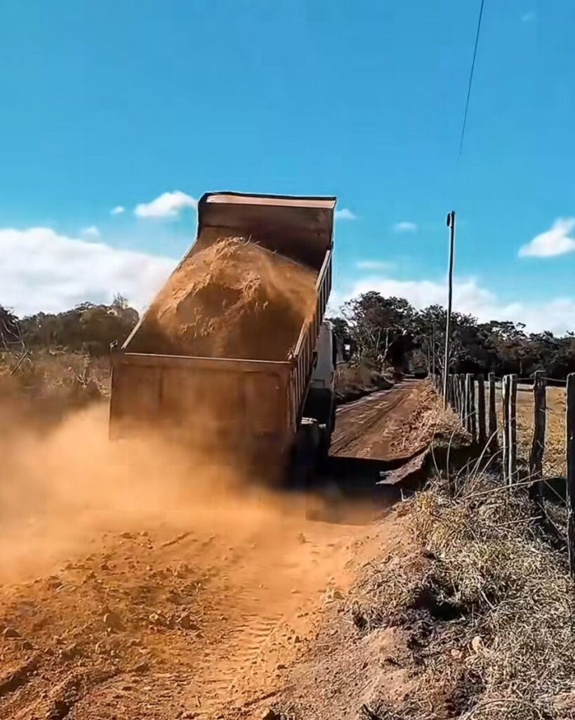 screenshot_20250828_230353_instagram4341462225734967528-819x1024 Prefeitura de Barra do Choça intensifica recuperação de estradas na zona rural