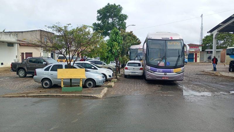 Falta-de-fiscalizacao-na-rodoviaria-de-Barra-do-Choca-causa-transtornos-para-motoristas-de-onibus Estacionamento irregular atrapalha ônibus na Rodoviária de Barra do Choça