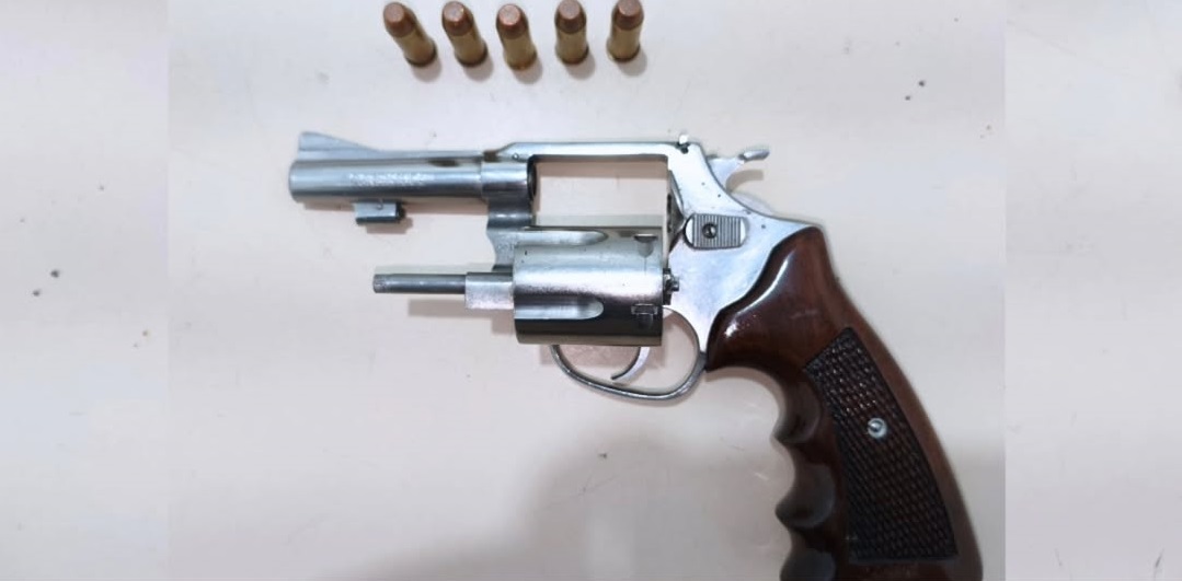 Motorista-e-preso-com-arma-apos-ser-flagrado-bebendo-ao-volante Motorista é preso com arma após ser flagrado bebendo ao volante