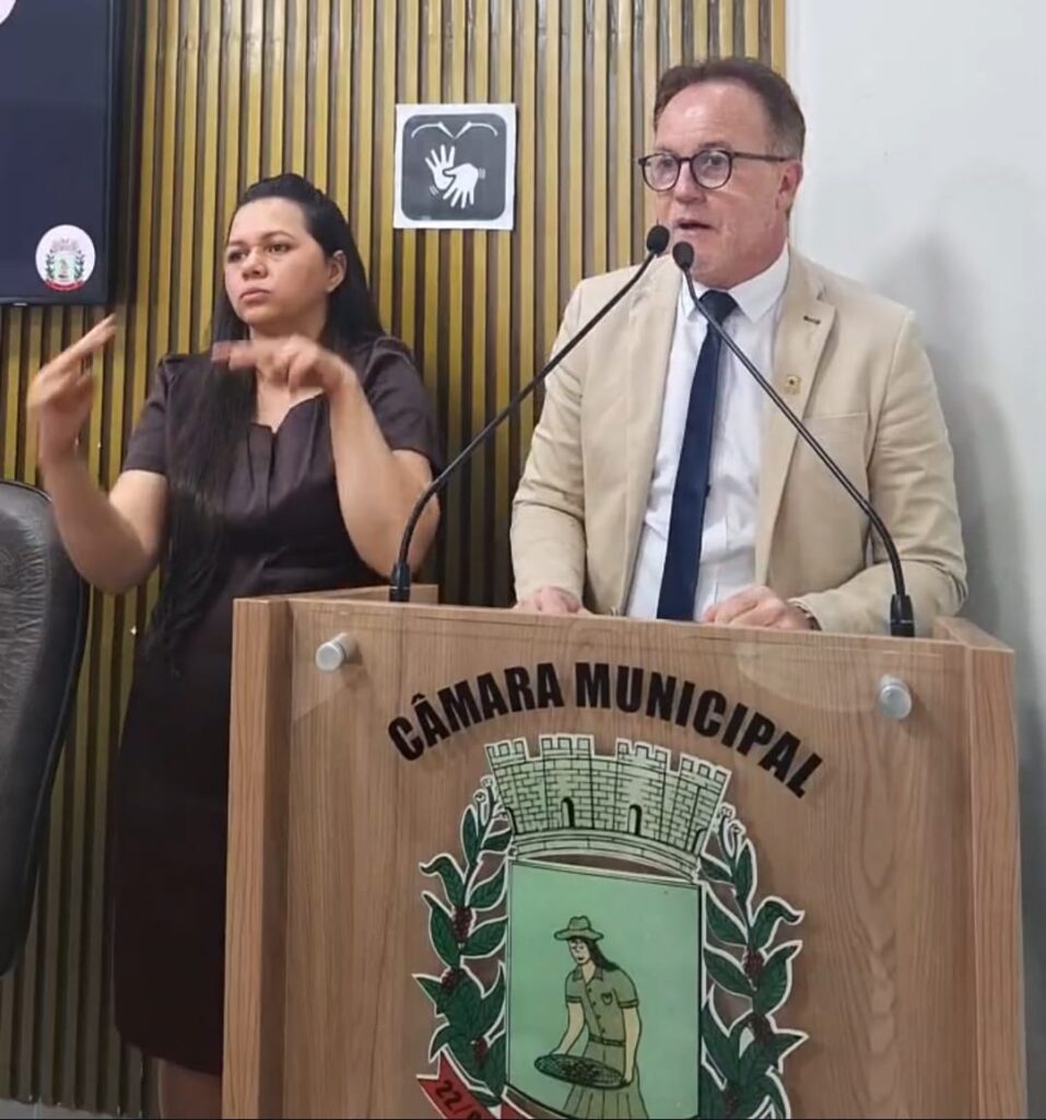 Vereador-Ticao-durante-sua-fala-na-camara-957x1024 Vereador questiona cobrança em evento do Dia das Crianças realizado em espaço público