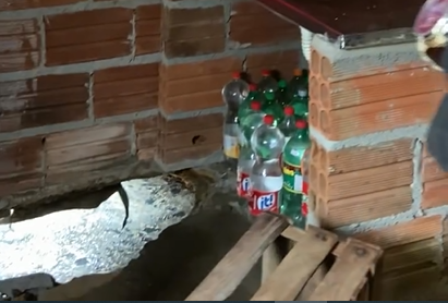 Fossa-desaba-durante-chuva-em-Barra-do-Choca Paredes ficam rachadas após fossa desabar durante chuva em Barra do Choça