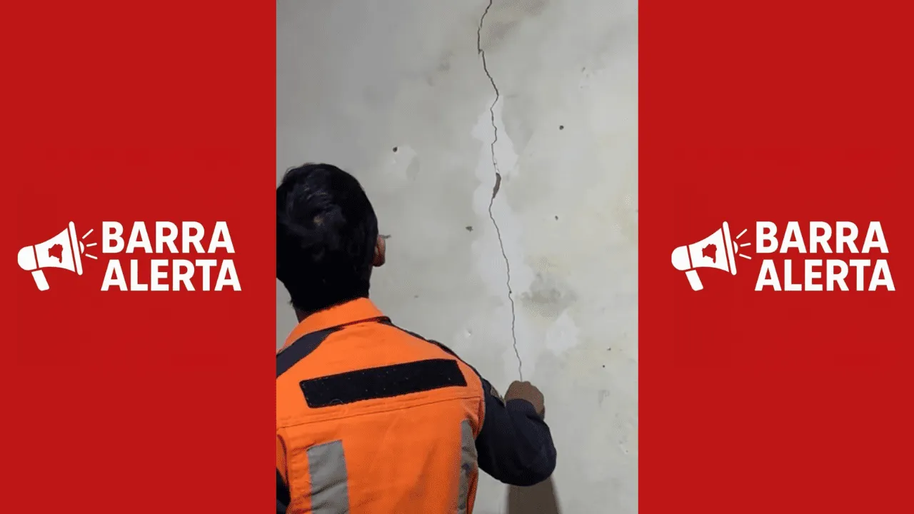 Parede-rachada-apos-desabamento-de-fossa-em-Barra-do-Choca Paredes ficam rachadas após fossa desabar durante chuva em Barra do Choça