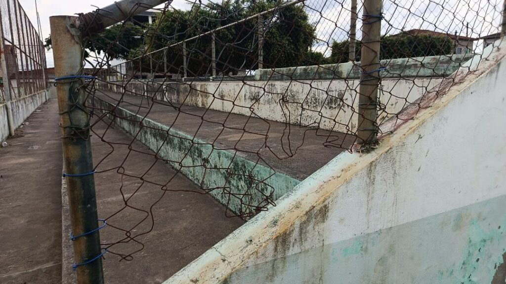 Quadra-do-colegio-teodulo-leite-esta-abandonada-1024x576 Morador relata falta de manutenção na quadra do Colégio Teódulo Leite