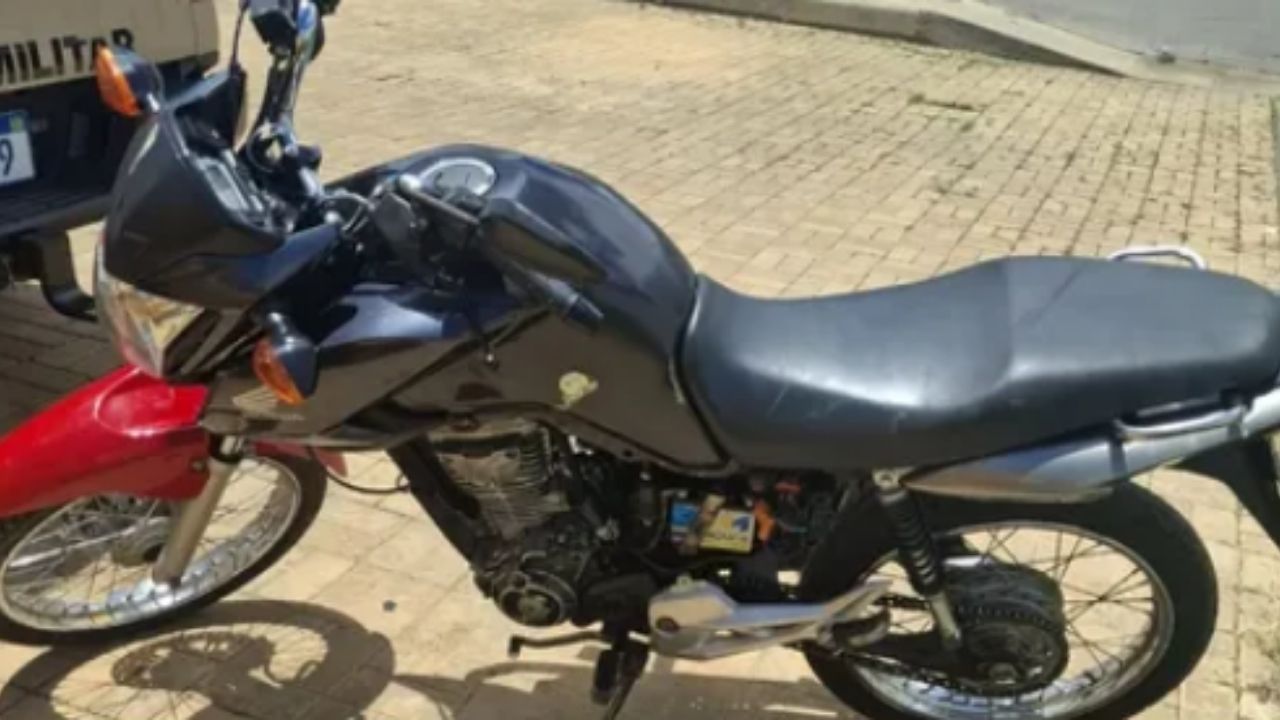 Moto com restrição de furto-roubo apreendida em Barra do Choça